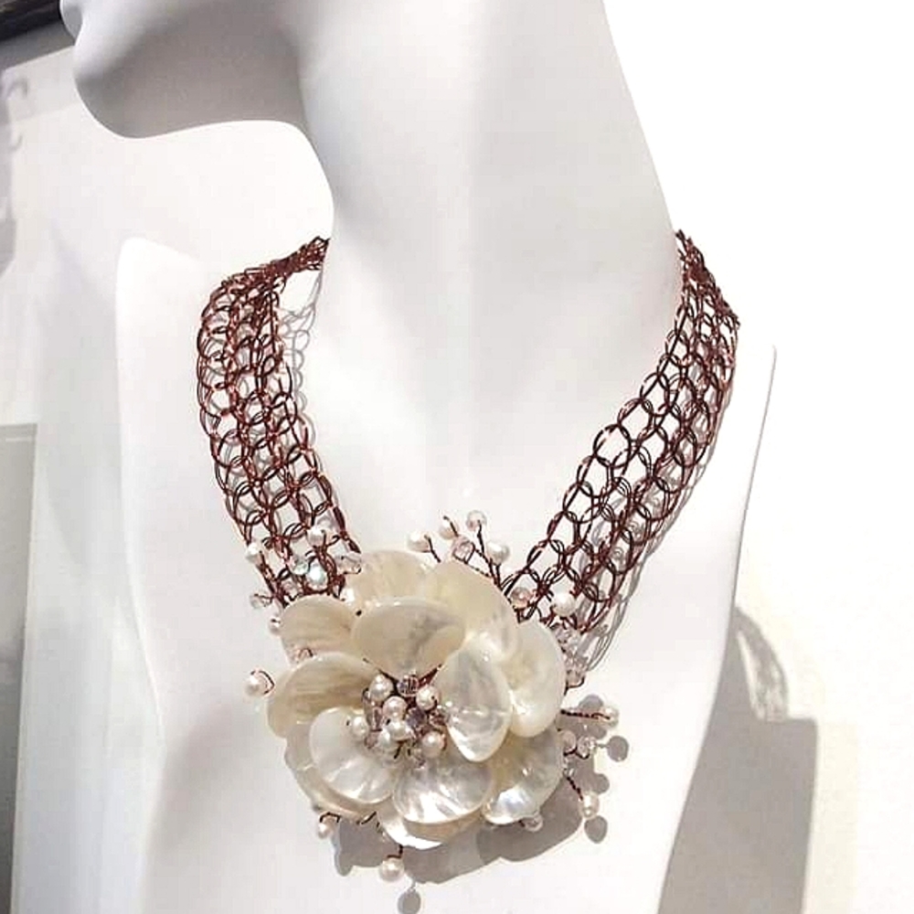 Stunning mother of pearl flower chocker NWT one of a kind